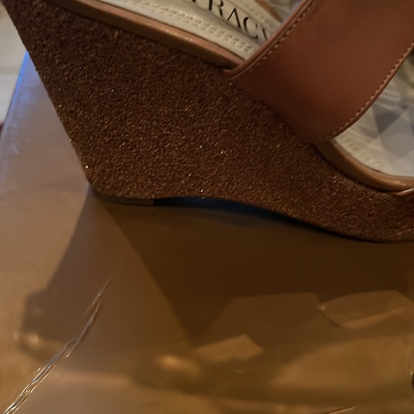 Ellen Tracy EB-Law Glitter Wedge Leather Sandals in Saddle Color Sz 7 1/2 - Picture 4 of 14